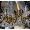 Lustre en bronze doré à cristaux à 8 lumières