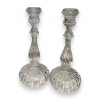 Paire de bougeoirs en verre moulé