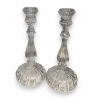 Paire de bougeoirs en verre moulé