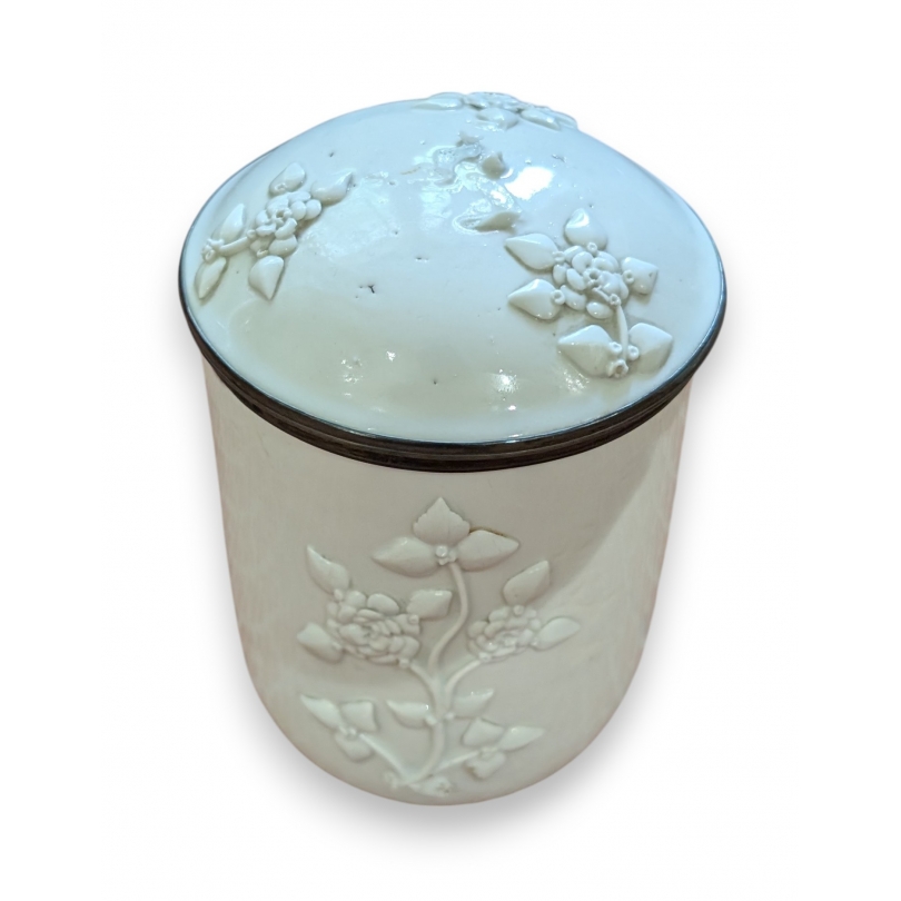 Boite à tabac en porcelaine de Mennecy