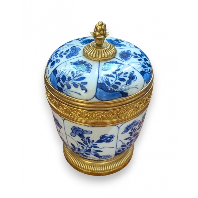 Boite à tabac en porcelaine bleu-blanc