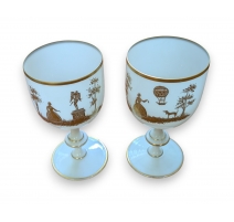 Paire de coupes en opaline décor doré