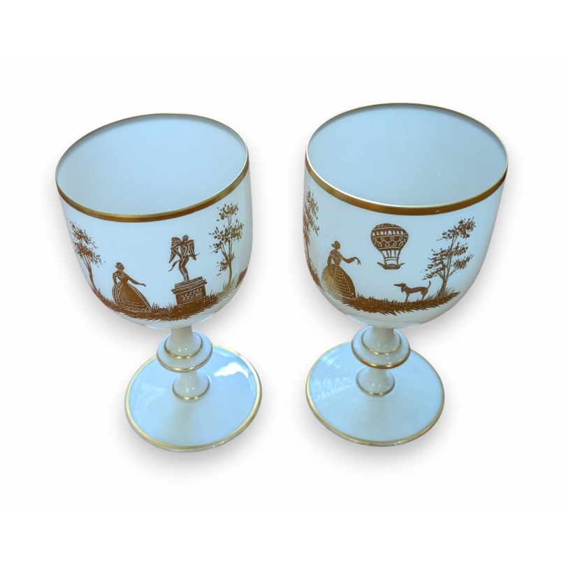 Paire de coupes en opaline décor doré