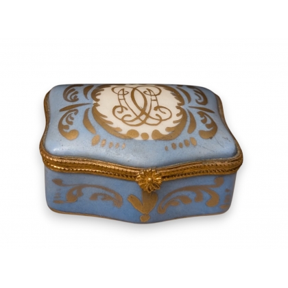 Boite en porcelaine bleue de Limoges