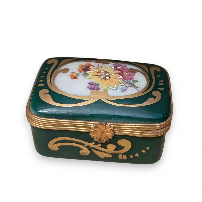 Boite en porcelaine verte de Limoges
