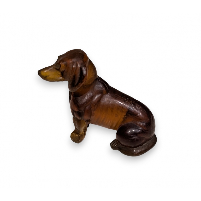 Chien en verre moulé ambre