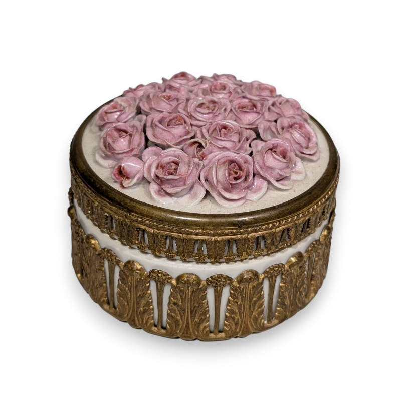 Boite ronde Roses en porelaine Elfinware