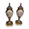 Paire de vases couverts en porcelaine de Sèvres