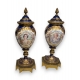 Paire de vases couverts en porcelaine de Sèvres