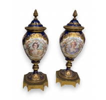 Paire de vases couverts en porcelaine de Sèvres