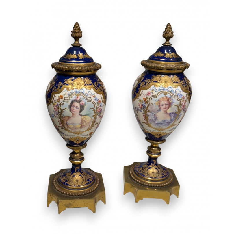 Paire de vases couverts en porcelaine de Sèvres