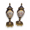 Paire de vases couverts en porcelaine de Sèvres