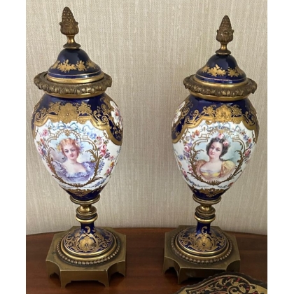 Paire de vases couverts en porcelaine de Sèvres