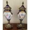 Paire de vases couverts en porcelaine de Sèvres