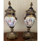Paire de vases couverts en porcelaine de Sèvres