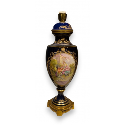 Grande lampe en porcelaine de Sèvres