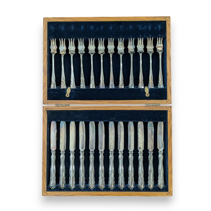 Coffret de 12 fourchettes et couteaux à dessert