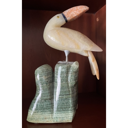 Toucan en calcite jaune et socle vert