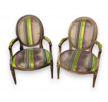 Paire de fauteuils Louis XVI à médaillon