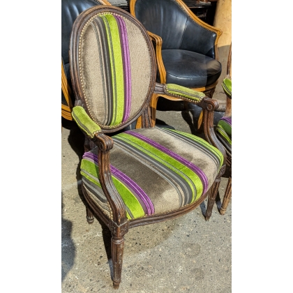 Paire de fauteuils Louis XVI à médaillon