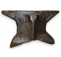 Enclume en fonte datée 1823