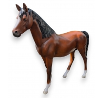 Cheval brun en résine