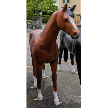 Cheval brun en résine