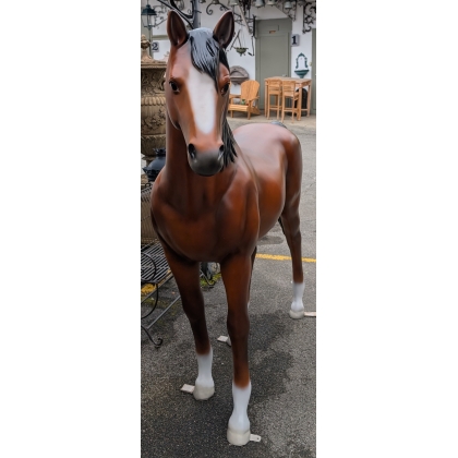 Cheval brun en résine