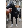 Cheval noir en résine avec crinière et queue