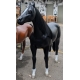 Cheval noir en résine avec crinière et queue