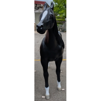 Cheval noir en résine avec crinière et queue