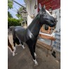 Cheval noir en résine avec crinière et queue