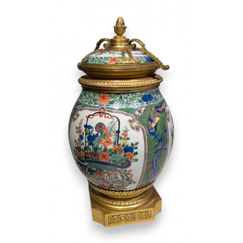 Vase couvert en porcelaine de Samson