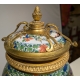 Vase couvert en porcelaine de Samson