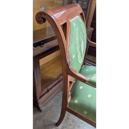 Fauteuil Directoire soie verte à médaillon