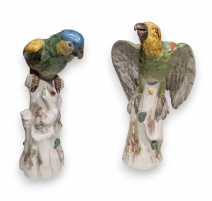 Paire de perroquets en porcelaine