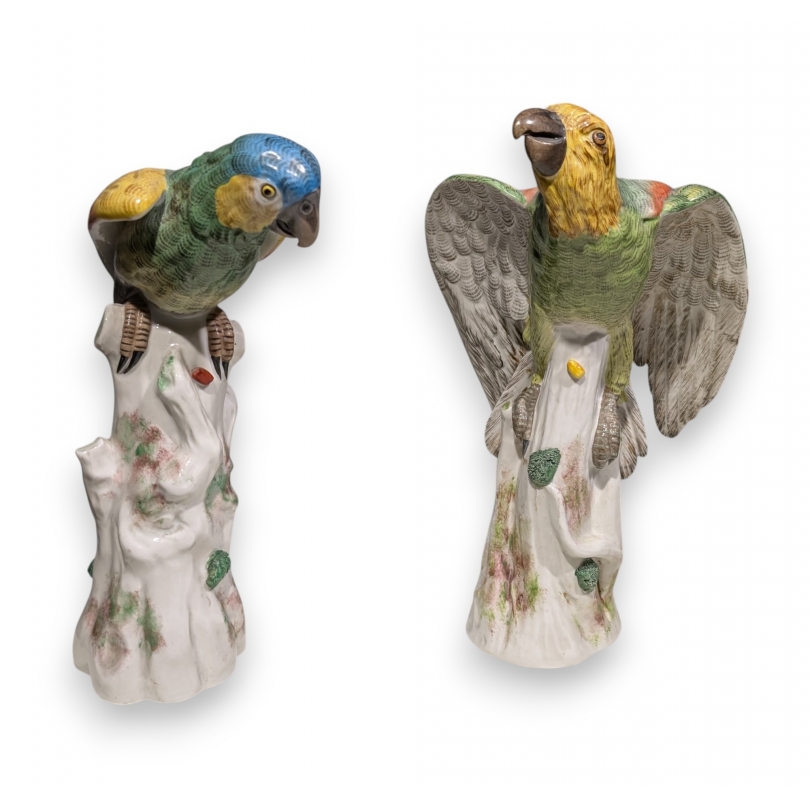 Paire de perroquets en porcelaine