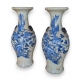 Paire de vases en faïence chinoise bleu blanc