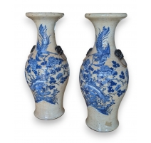 Paire de vases en faïence chinoise bleu blanc