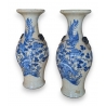 Paire de vases en faïence chinoise bleu blanc