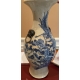 Paire de vases en faïence chinoise bleu blanc