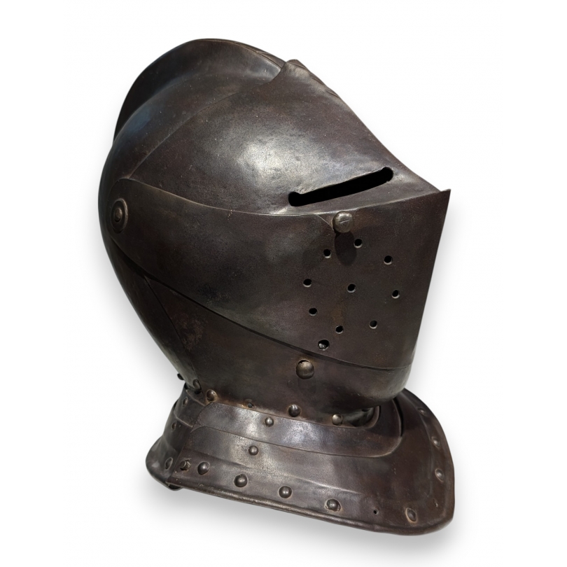 Casque fermé en fer forgé