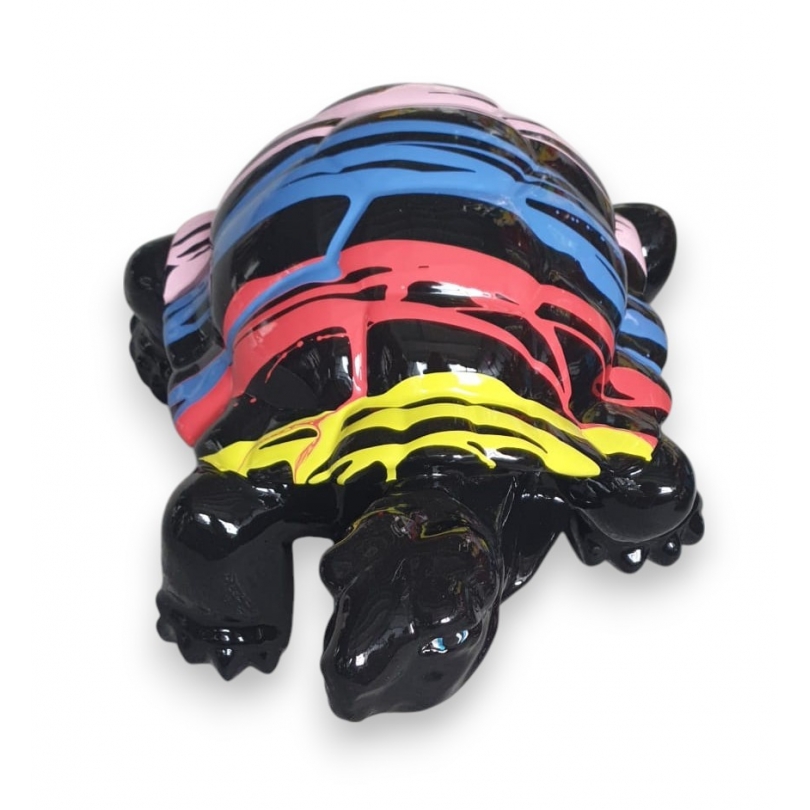 Tortue en résine noire, coulures de couleur