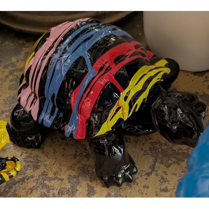 Tortue en résine noire, coulures de couleur