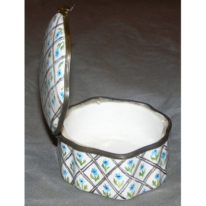 Earthenware box with blueberry decoration by  Moinat SA  - Antiques and home décor