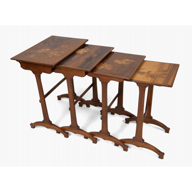 Suite de tables gigognes signées GALLÉ