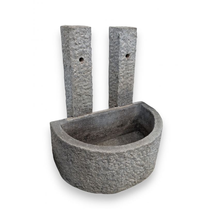 Fontaine demi-lune en granite avec double chêvre