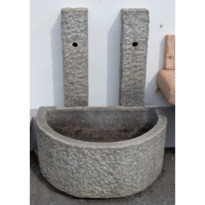 Fontaine demi-lune en granite avec double chêvre
