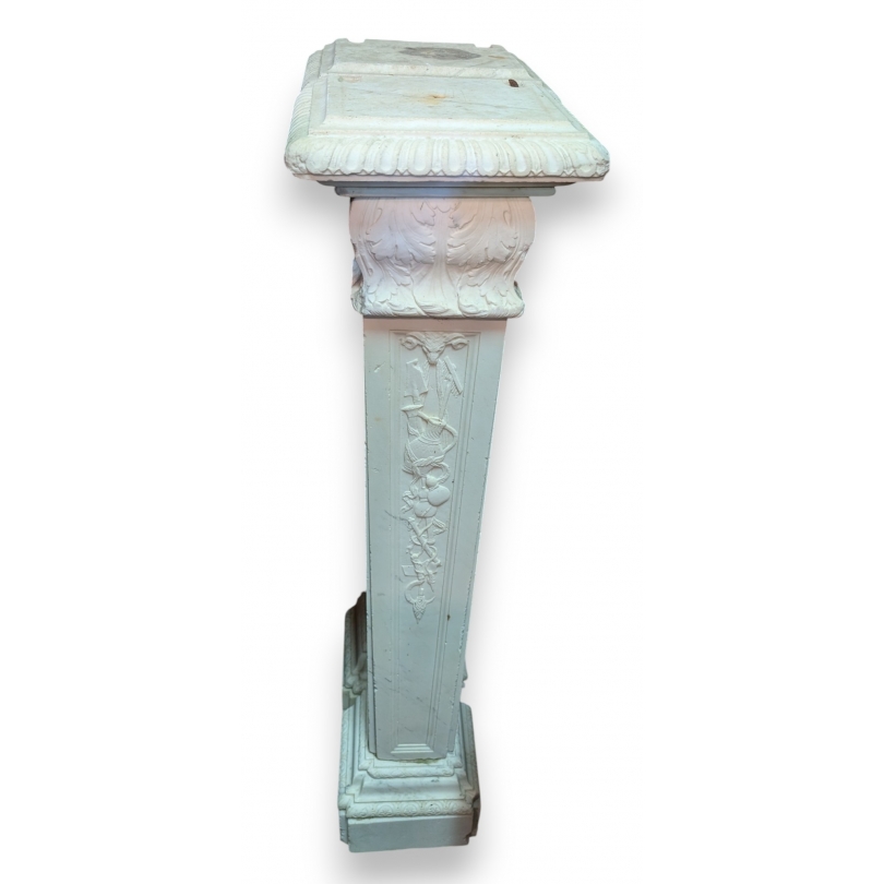 Paire de colonnes en marbre blanc sculptées