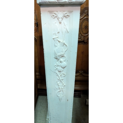 Paire de colonnes en marbre blanc sculptées